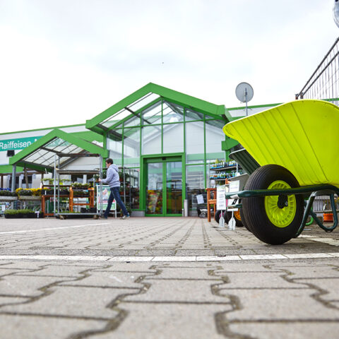 rwg-wesermarsch-standorte-brake-markt-draussen-schubkarre