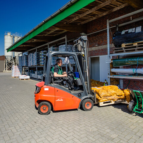 rwg-wesermarsch-standorte-jaderberg-draussen-stapler-kartoffeln-mitarbeiter