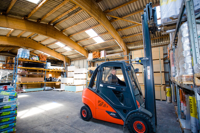 rwg-wesermarsch-baustoffhandel-dach-fassade-stapler-01