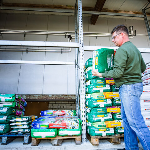 rwg-wesermarsch-baustoffhandel-garten-lager-mitarbeiter-01