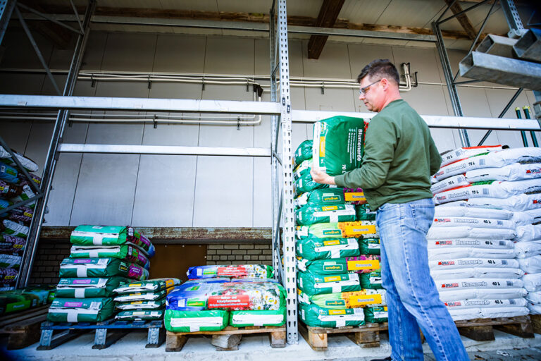 rwg-wesermarsch-baustoffhandel-garten-lager-mitarbeiter-01