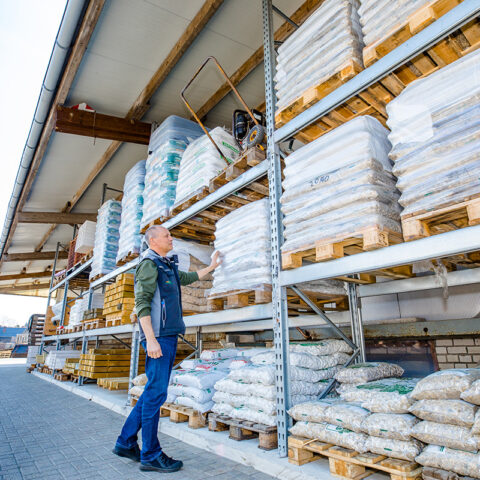 rwg-wesermarsch-baustoffhandel-garten-lager-mitarbeiter-02